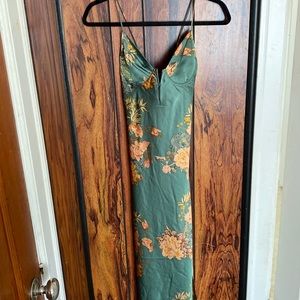 Gorgeous green floral dress midi style with side slit